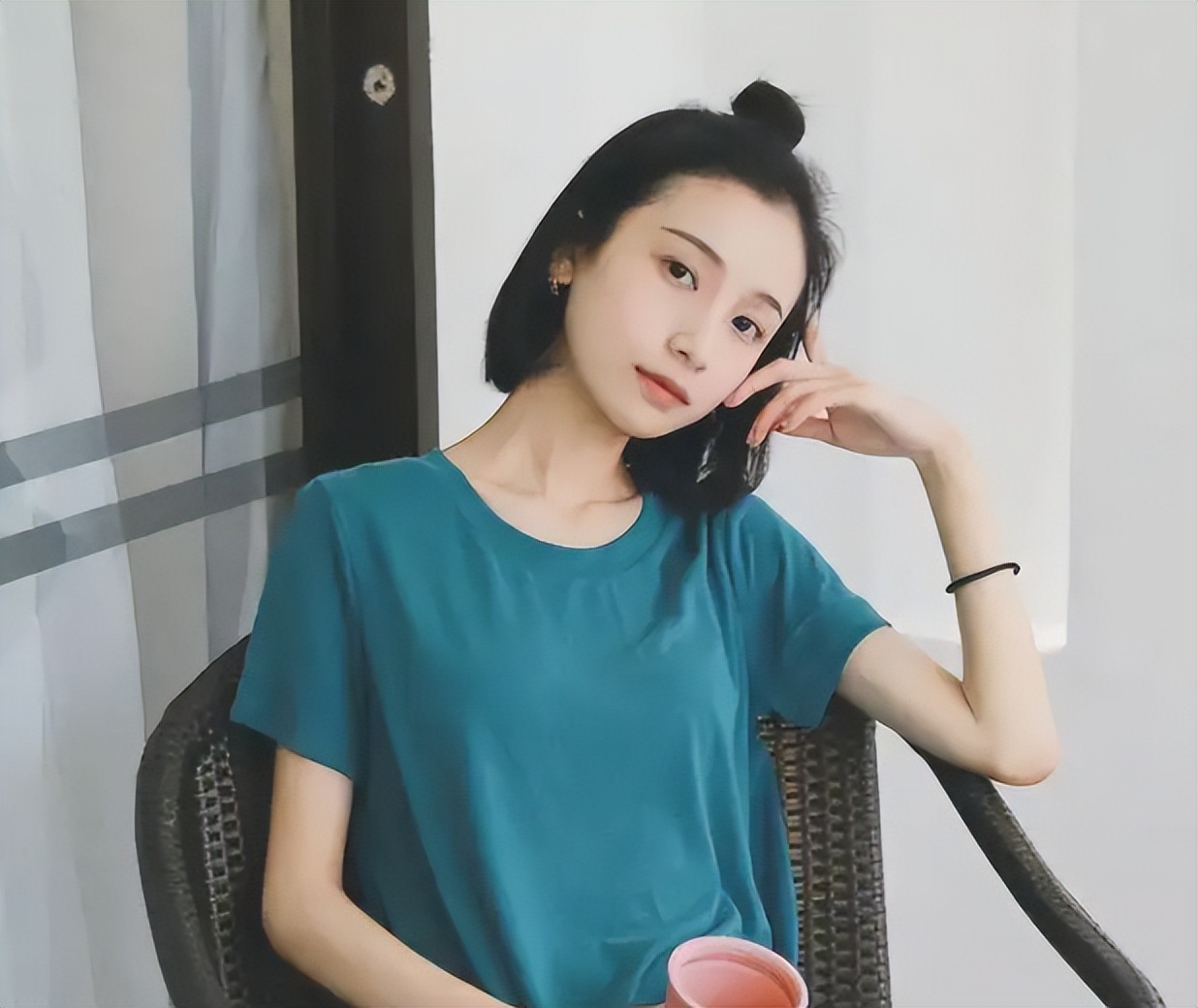 脖子青筋暴起、胸部瘦成排骨，这8位女明星的审美太畸形了