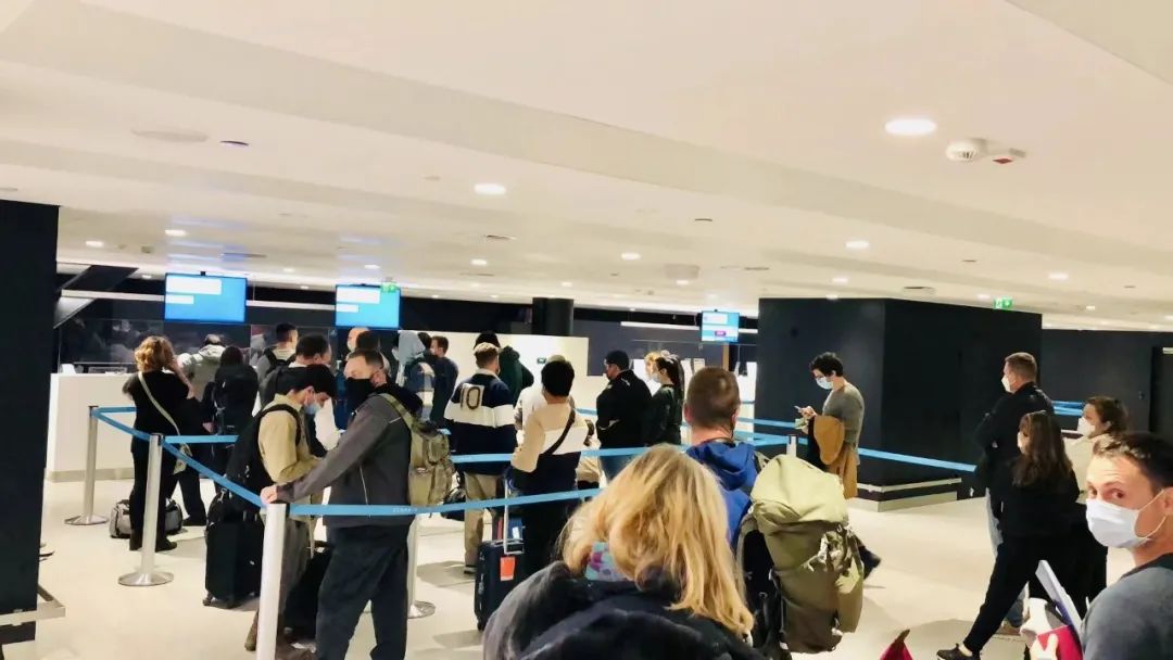 去芬兰看极光，见圣诞老人，路上却丢失行李，差点被锁地牢