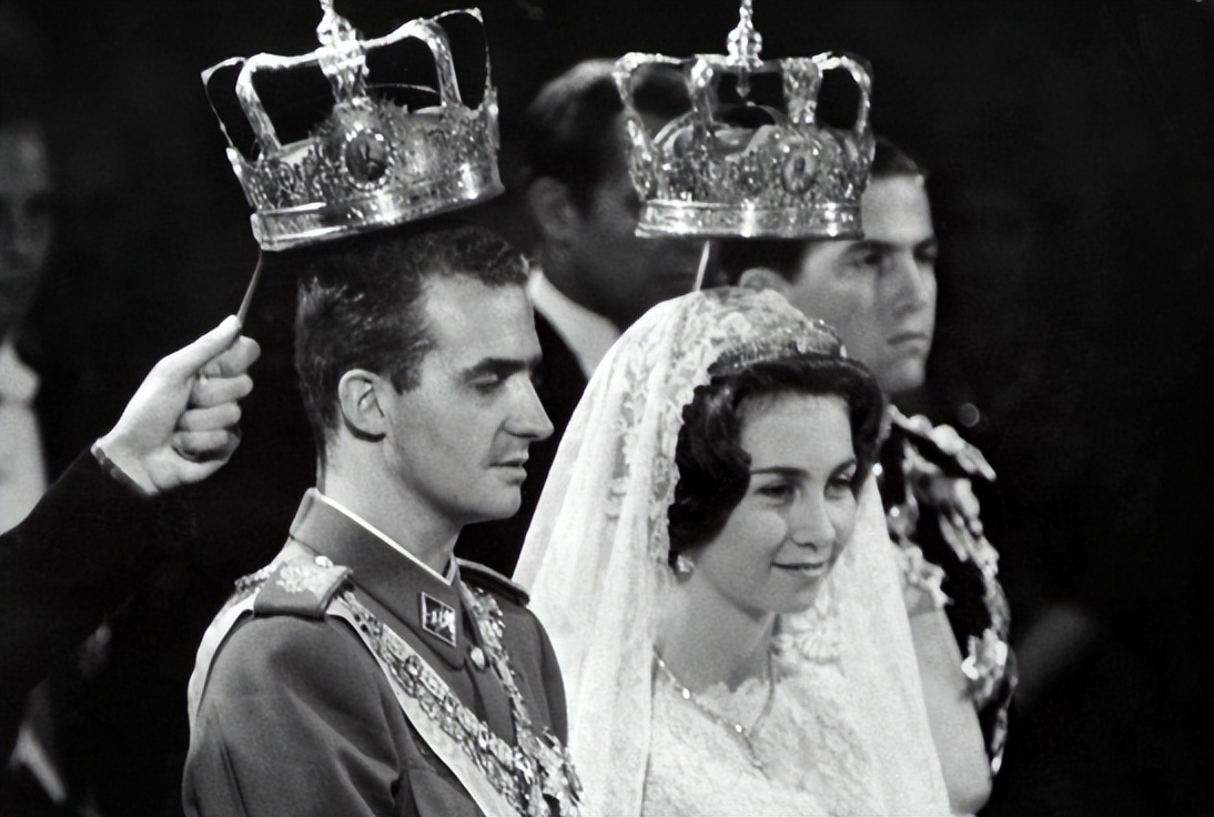 荒诞国王卡洛斯：20年交际2000名情人，晚年被注射雌激素强制冷静