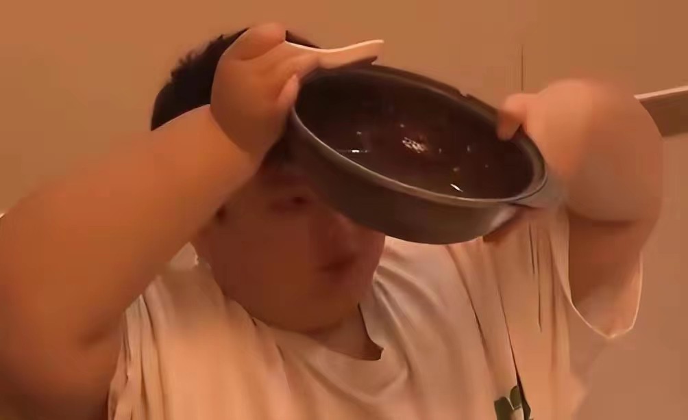 江西一男孩14岁达到300斤,10岁男孩一顿吃三碗体重飙到130斤