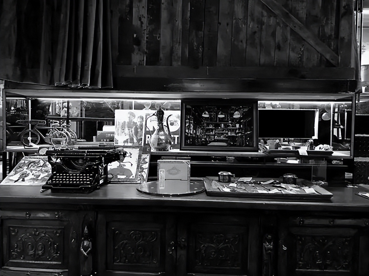 明朝万历年间，一女子变卖家产，却阴差阳错导致全家皆亡