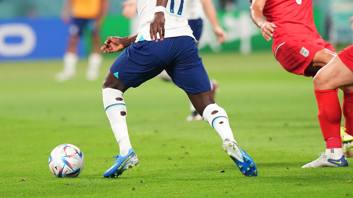 足球球员为什么都要剪袜子,英格兰足球袜子