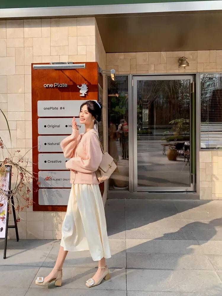 女孩子的天真无鞋在脚上