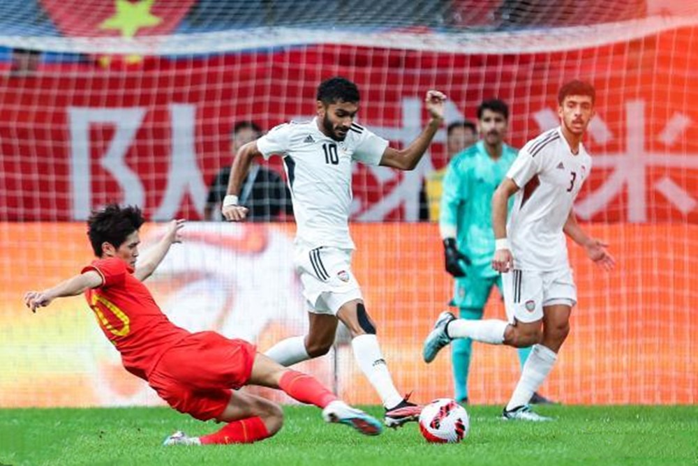 中国男足滑跪庆祝,中国男足踢平泰国观众泪目