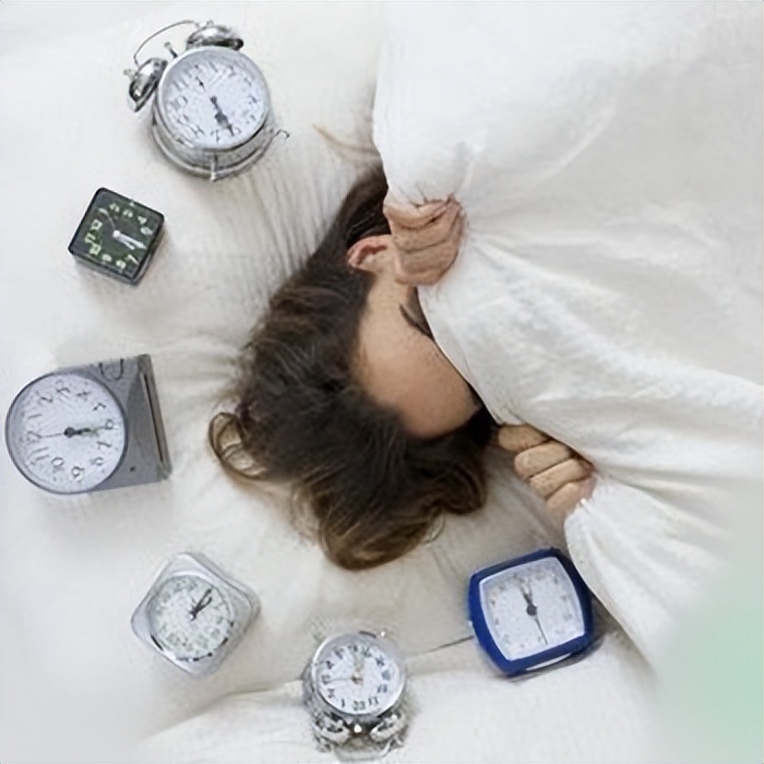 睡眠不足时最佳睡觉时间段,青少年睡眠不够的危害