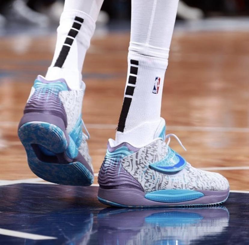 杜兰特上脚kd14首发配色的比赛,nba球星上脚球鞋詹姆斯19