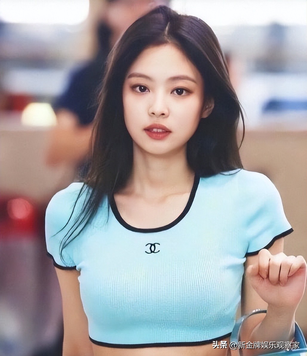 jennie脸部受伤后现身机场,jennie摔伤脸