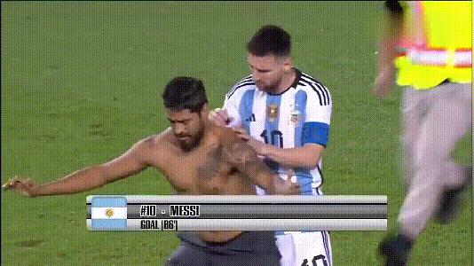 球迷三次冲进场内追星梅西,一场比赛三个人跑进47秒