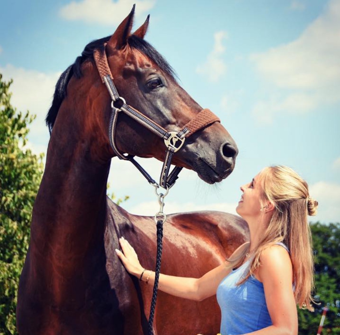 德国队是懂“美人计”的，破例让太太团入住安慰球员，但又没全懂