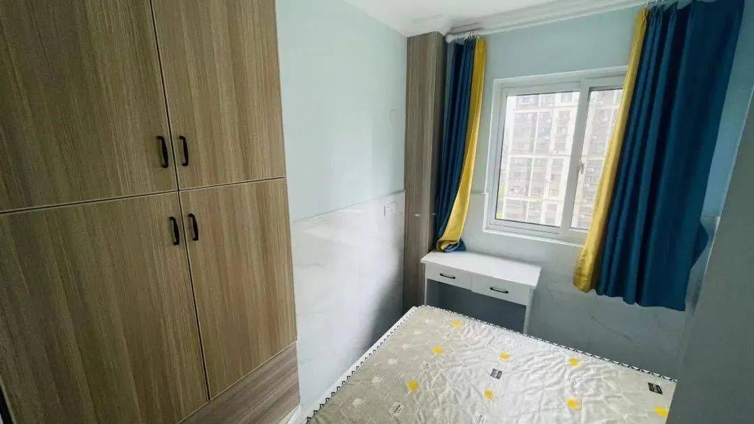 租客退房房东一进门被惊呆了,女租客退房后房东崩溃