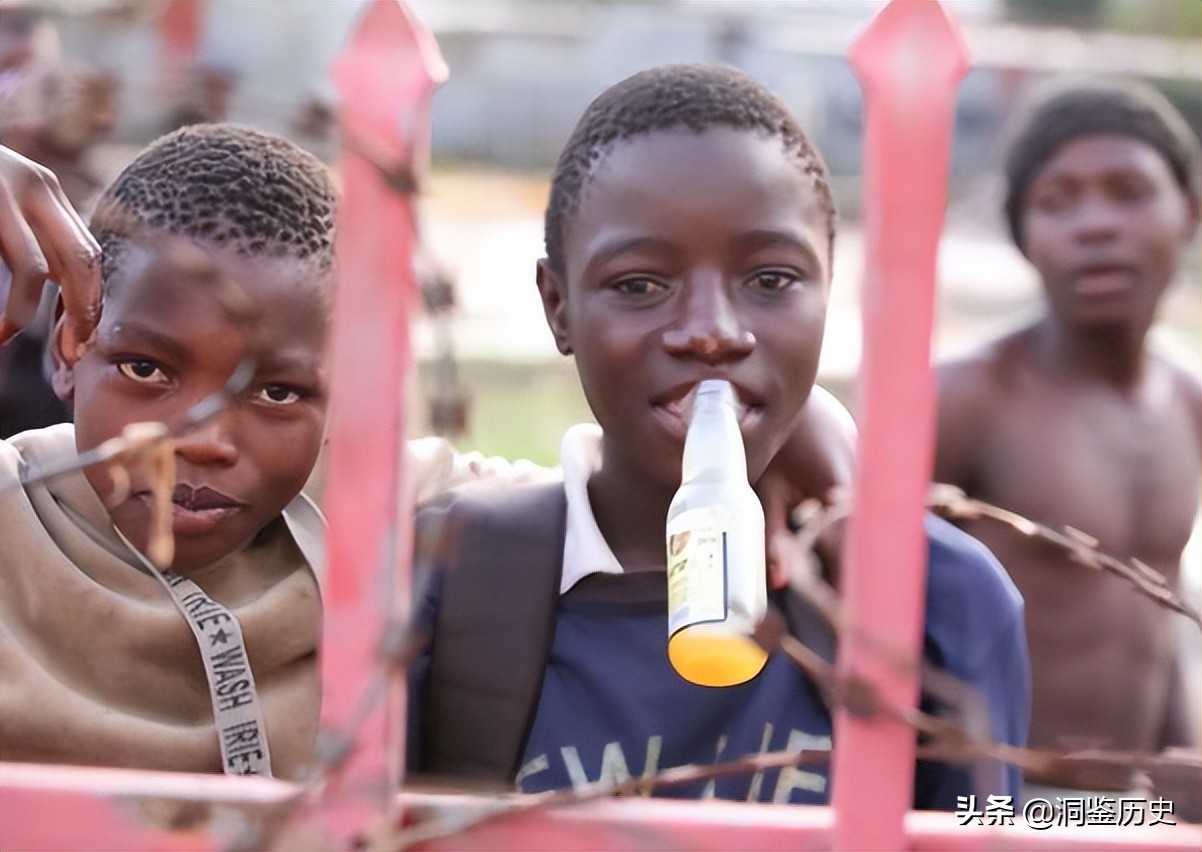 2018年非洲“先知”卖万能神药,用柠檬水兑汽油,一年狂捞1000万