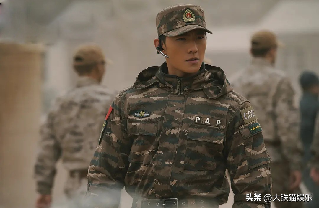 “荧幕女兵”的消亡史：蛇精脸、大浓妆，求你们别再*辱侮**战士了