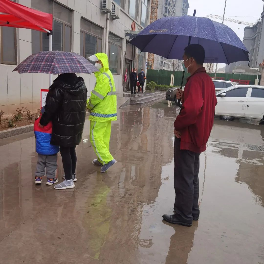 抗击疫情他们步履不息,抗击疫情他们义无反顾