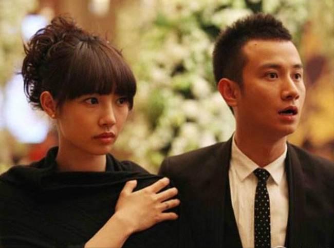 助理伺候明星捏脚,助理伺候明星跪下打伞