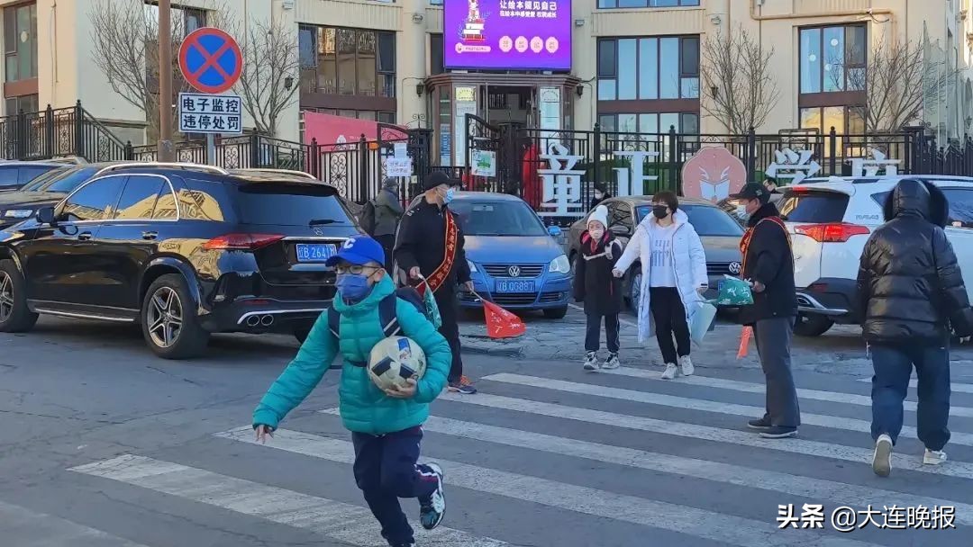 太阳当空照花儿对我笑完整版,太阳当空照花儿对我笑儿童歌曲