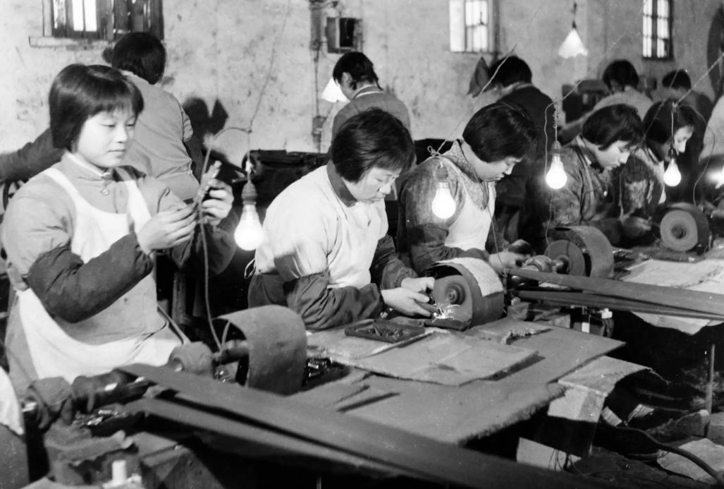 90年代人均桑塔纳，如今负债打工，“天下第一村”的经历令人唏嘘