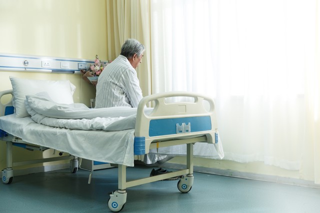 父母生病儿女不照顾的法律责任,父母老了生病了怎么安慰