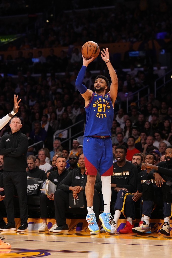 央视直播詹姆斯库里,央视湖人vs太阳全场