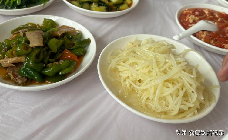 女子跟团三亚旅游,女子吐槽旅游团餐食原视频