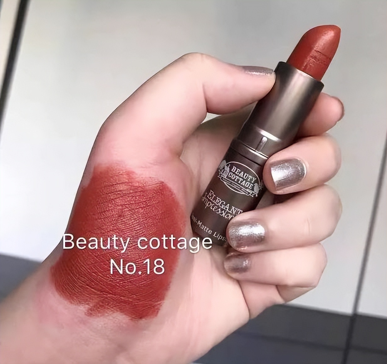 超级显白的口红黄皮女生,正红色口红不掉色不沾杯黄皮显白