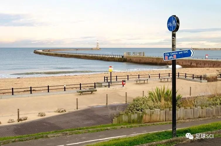 浮沉于巨浪中的“黑猫”桑德兰，在漫长的季节里向上活着