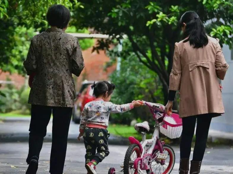 “不知体恤！”养16年消耗2万元，父亲吐槽高中女儿“太能花了”