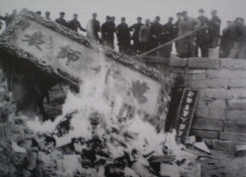 从古到今都没找到的名人墓,八十年代修铁路发现的大墓