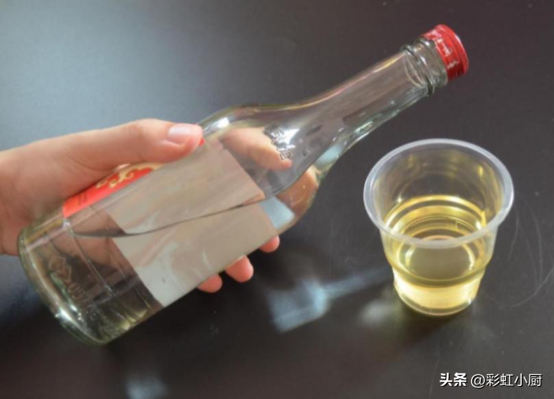 才知道！分辨白酒好坏只需1滴食用油，立马就能见分晓，学会不亏