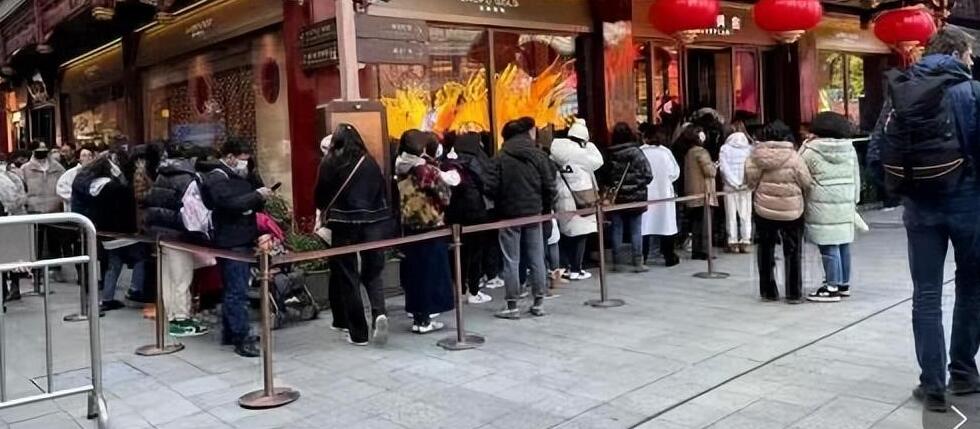 “随着黄金在年轻人中如此流行，现在金店的营业员比LV柜台的女孩