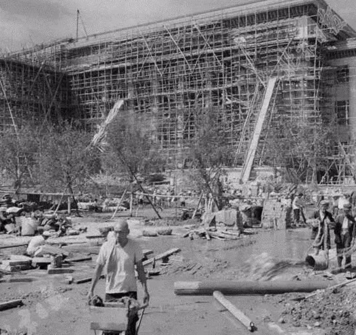 1959年人民大会堂落成，毛主席看着天花板笑问：这是谁的主意