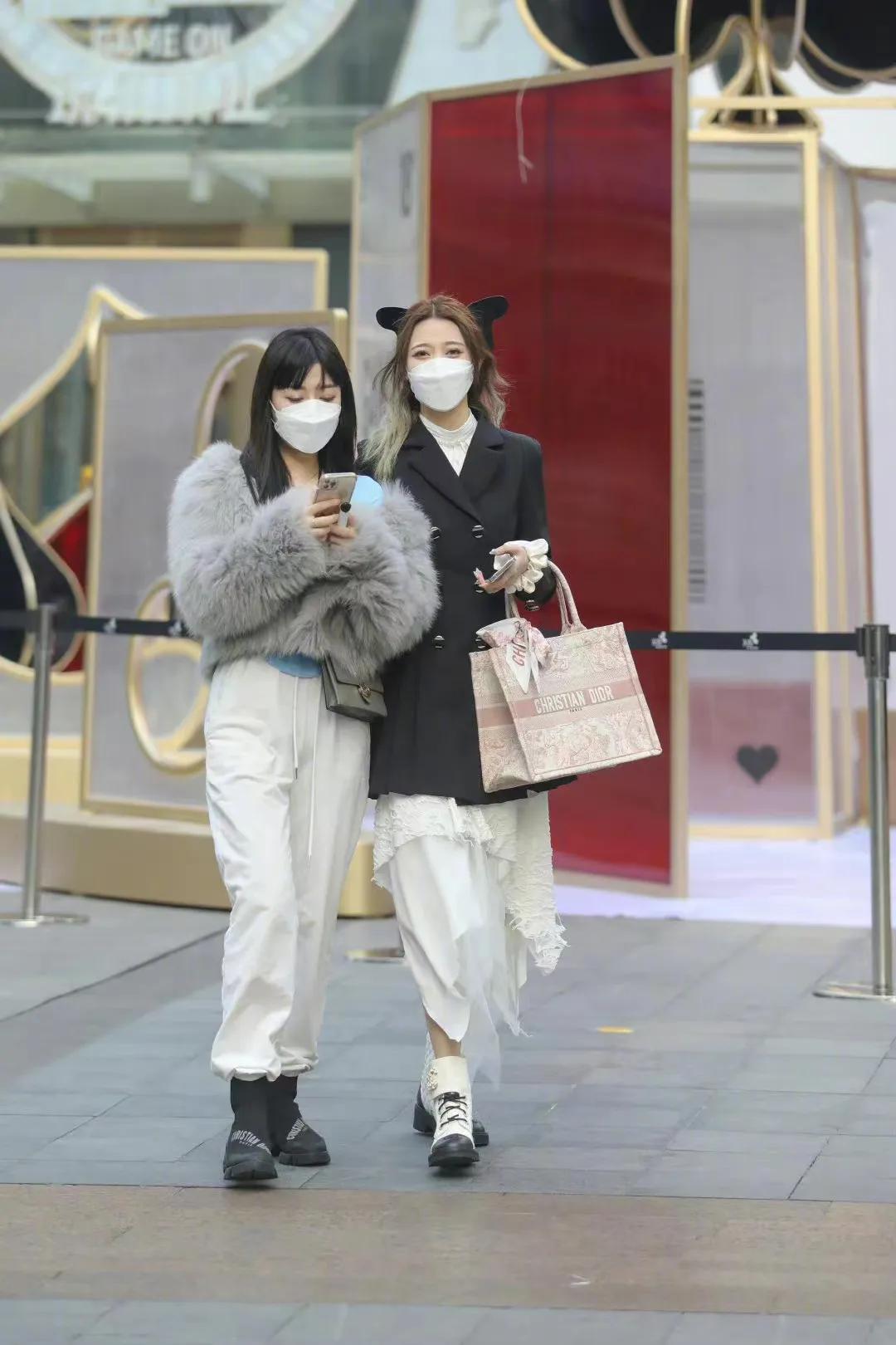 街拍闺蜜同款包,夏天背的大牌包包街拍