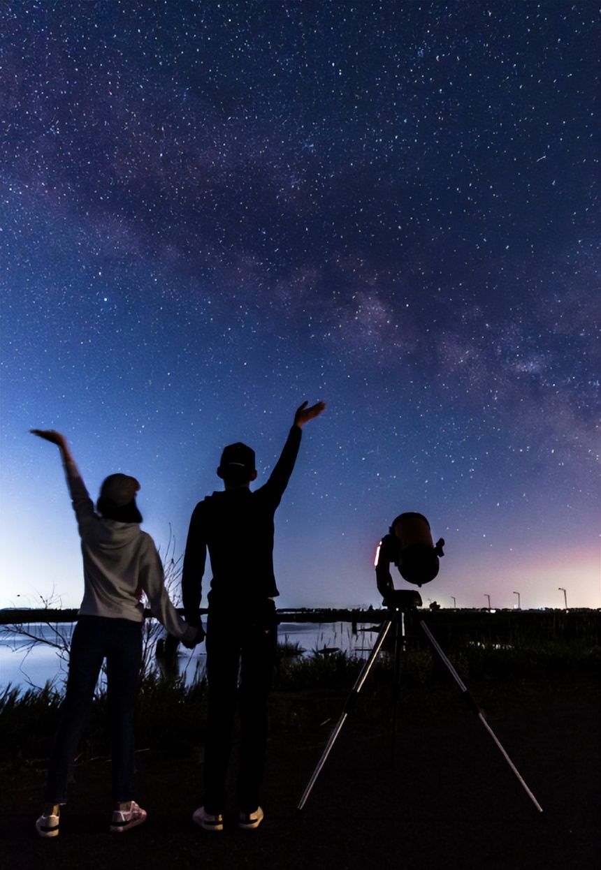 央视主持人王嘉宁官宣结婚，被誉为“董卿接班人”，老公身份曝光