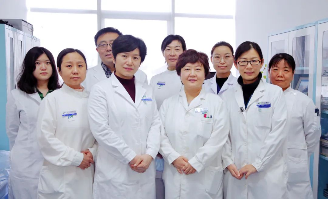 头皮有很多红疙瘩是脂溢性皮炎吗,脂溢性皮炎头皮是由什么引起的