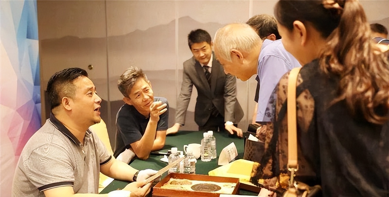 女子拿一幅画鉴宝,专家说是假的,女子:你们可知道我是谁?