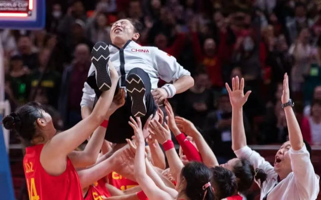 中国女篮杀进世界杯决赛28年前,男篮工资与女篮工资
