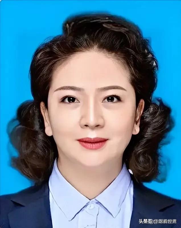 冤吗？女官员被质疑调查！疫情发布会上戴3万元耳钉爱马仕围巾