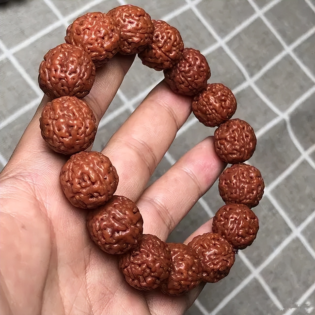 金刚菩提要盘几年才能变成深红色,金刚菩提色差能变一致吗