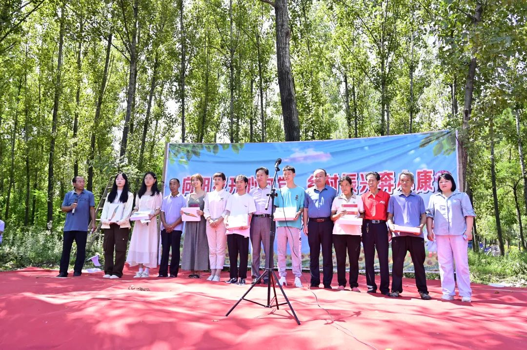 花开有限爱心无限——洛宁雪亮眼镜店举行爱心捐赠活动