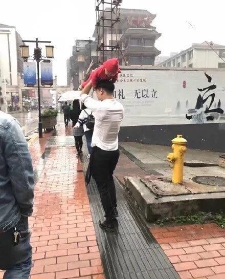 捅了别人一刀我该怎么办,被人捅了一刀该不该拔出来