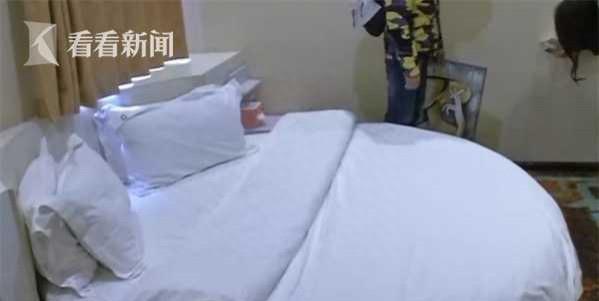 男子与女友酒店开房被*窥偷**在墙壁上发现一个洞