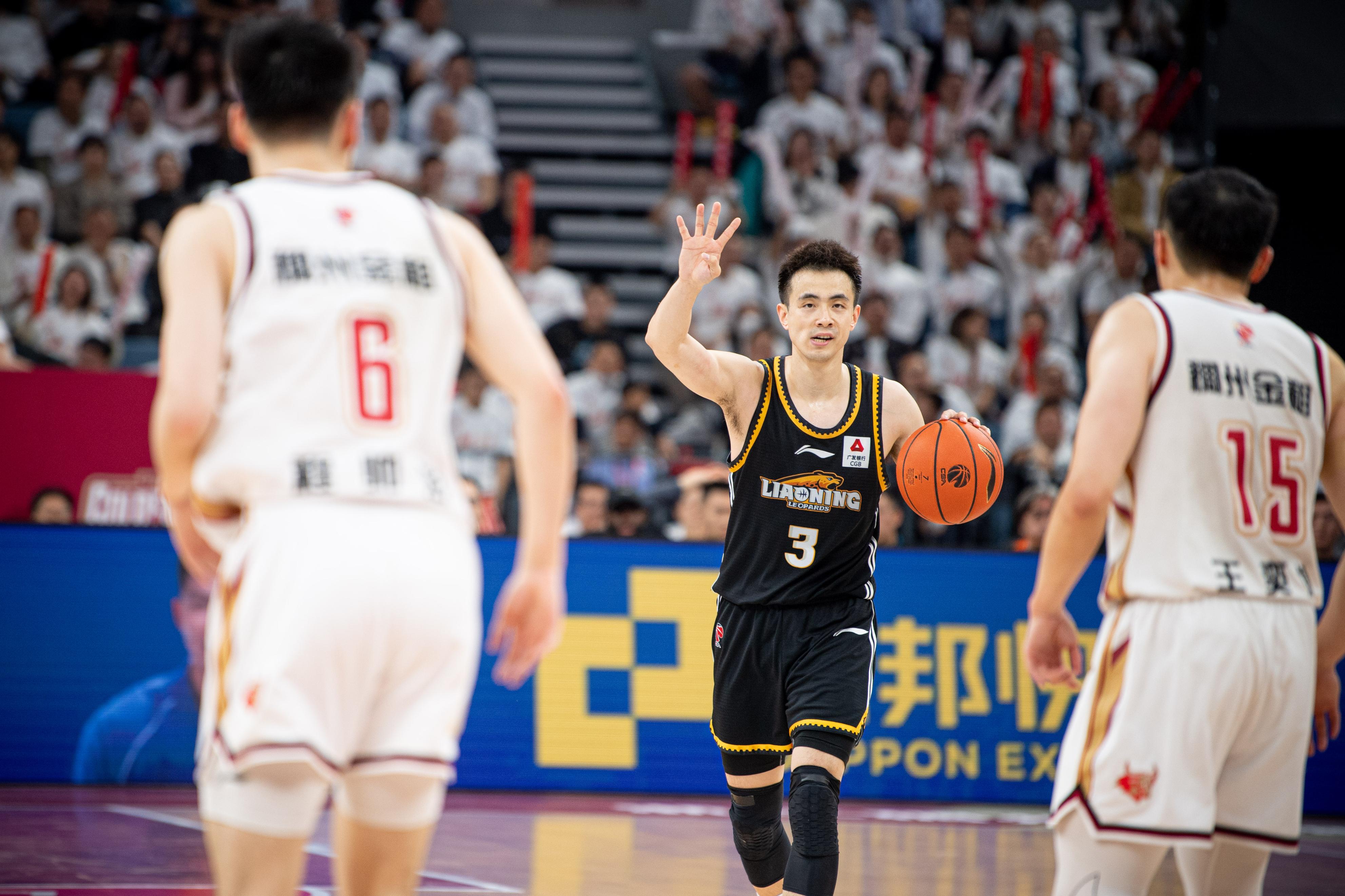 周琦曾经在cba的球衣几号,周琦闪击波兰