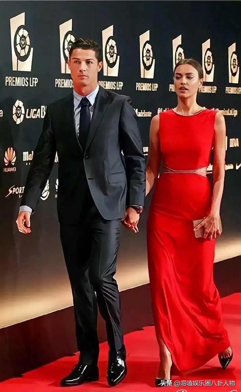 37岁伊莲娜吊打卡戴珊家金小妹，肩抗狮子头好轻松，自己赚钱真爽