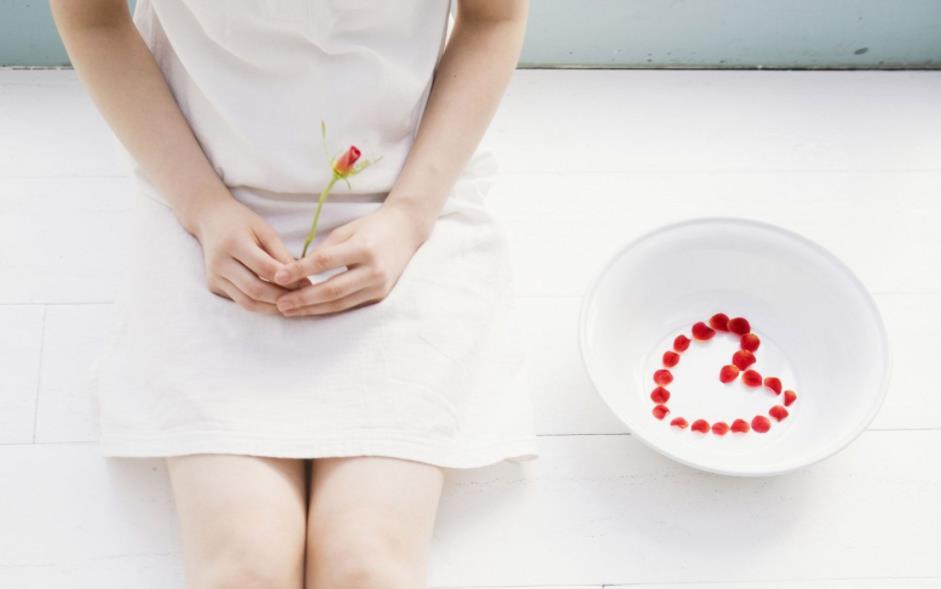 来月经期间，流出一股血块是什么？是身体在排毒吗？建议了解一下