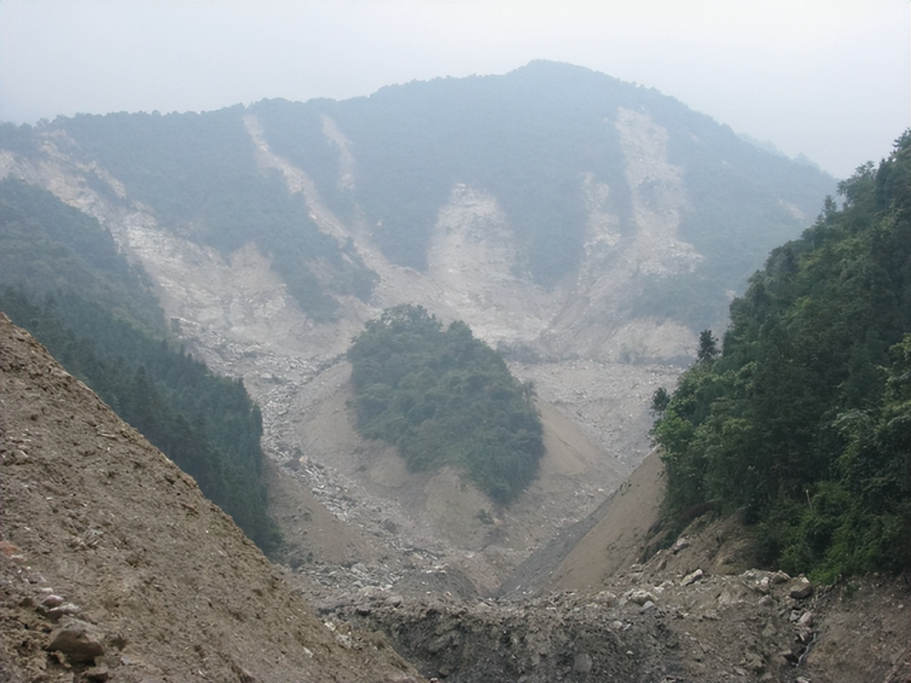 四川泸定地震是什么引起的,四川泸定地震带来的影响