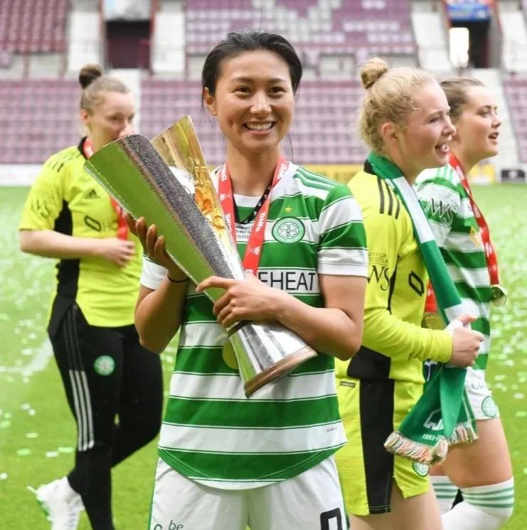 9朵玫瑰,巾帼不让须眉国足