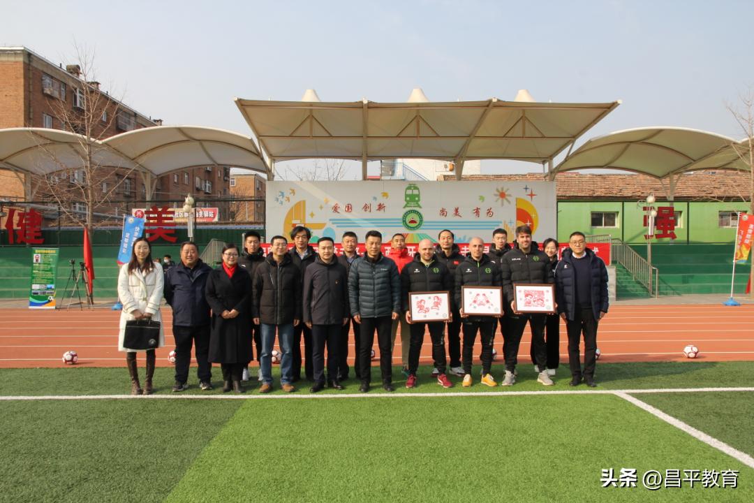 西班牙教练教中国学生踢球,中国足球学校西班牙教练