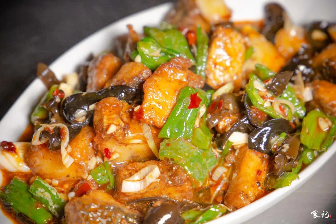 40m²的小店,厨房就占一半!建昌家属院旁的这家馆子开了23年