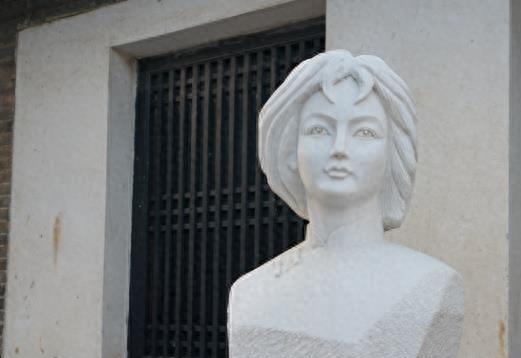 敌人把她的发髻连头皮砍下来，又残暴地割下两个乳房，把她杀害了