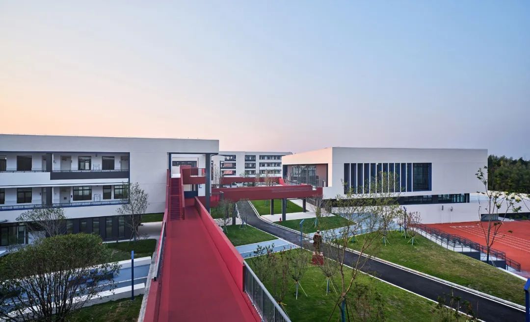 九年一贯制学校设计,阶梯式学校效果图