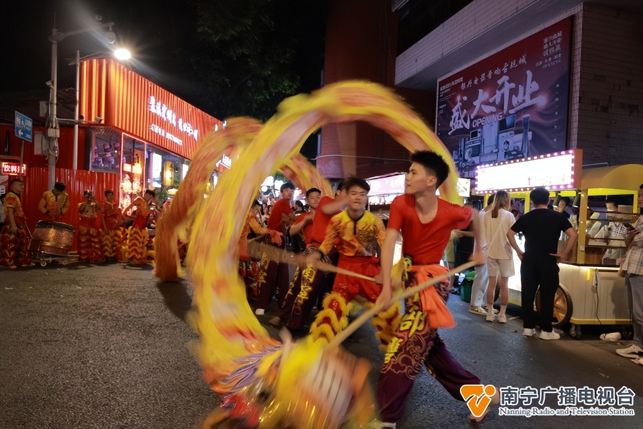 南宁西关金街,南宁西关夜市街里的烟火气